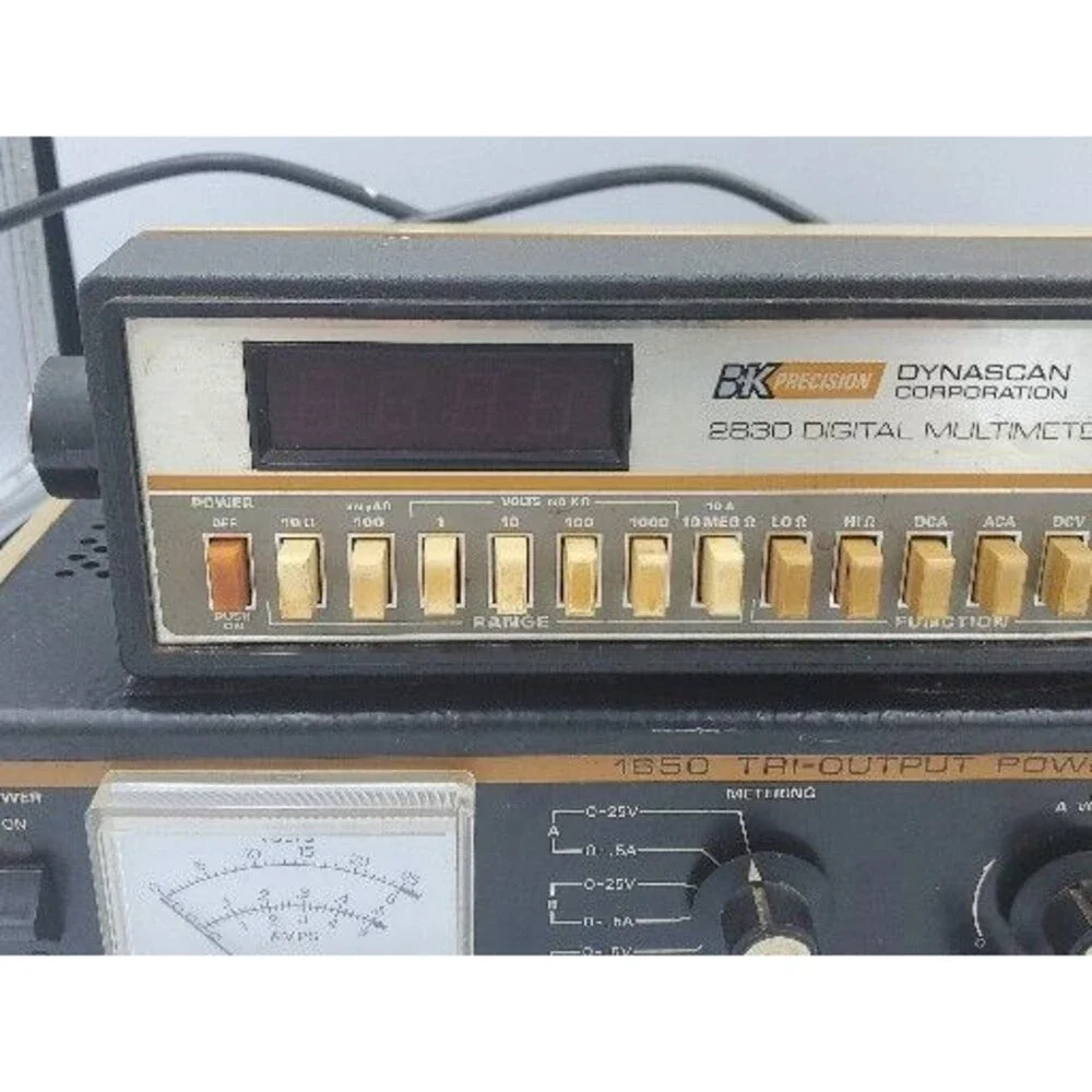 BK PRECISION 1650 Tri Output Power Supply & 2830 Digital Multimeter Dynascan - Picture 7 of 11